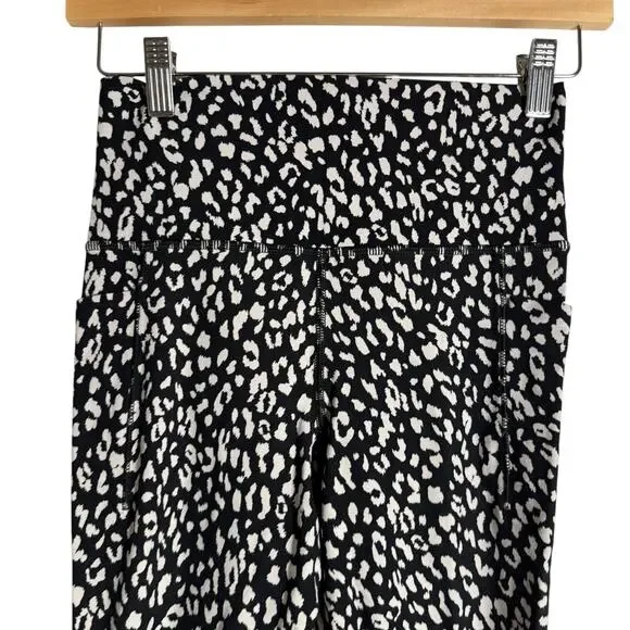 Athleta Salutation Stash Pocket 7/8 Textured Dot Print Tight Leggings Size XS - Picture 6 of 7